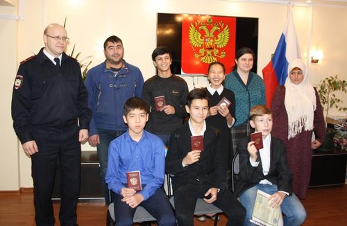12 декабря, в день Конституции РФ,  в Центральной библиотеке п. Тура прошла торжественная церемония вручения паспортов и принятия гражданства РФ. 