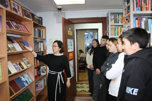 Открывая двери библиотеки  экскурсия для учащихся и студентов  в Центральной библиотеке им. Ж.П. Трошева  